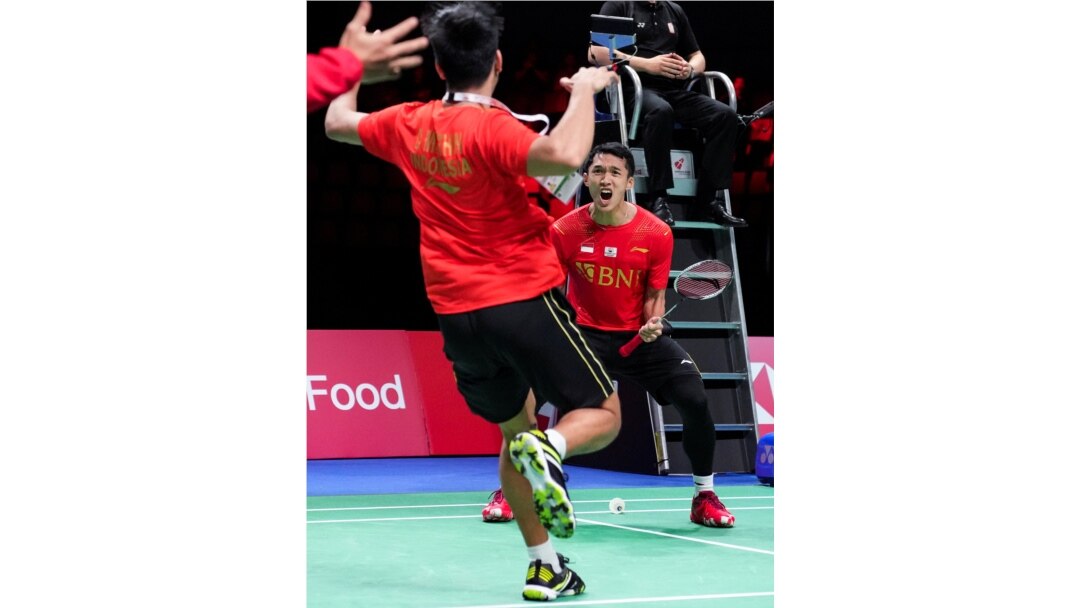 Ekspresi Jonatan Christie setelah memenangkan pertandingan tunggal putra melawan Li Shi Feng dari China dalam laga Piala Thomas. (Foto: Claus Fisker/Ritzau Scanpix via REUTERS)