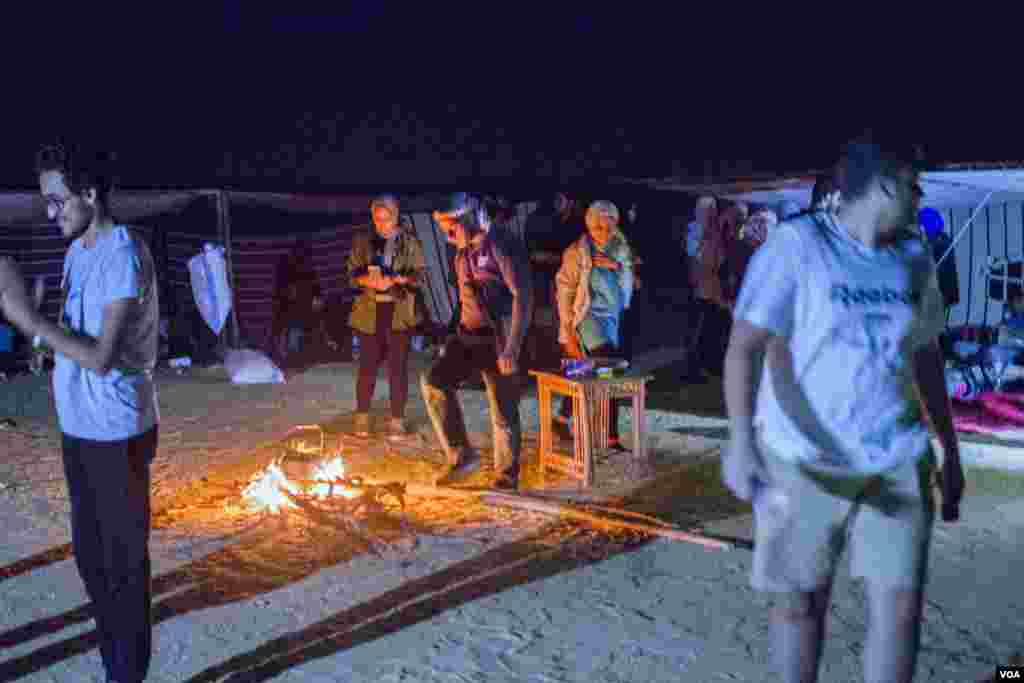 Dozens of star-gazers camp out in Egypt&#39;s Valley of Whales to observe the peak of the Perseid Meteor Shower, in Fayoum, Egypt, in the predawn hours of Aug. 12, 2017. (H. Elrasam/VOA)