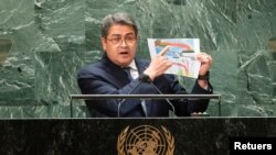 El presidente de Honduras, Juan O. Hernández, enfoca su discurso ante la ONU el 22 de septiembre de 2021 en su combate a la pandemia y el COVID, respectivamente.