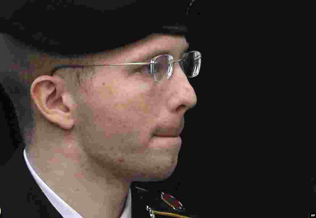 Prajurit Kelas Satu Bradley Manning dikawal ke dalam ruang sidang di Fort Meade, negara bagian Maryland (21/8), sebelum dijatuhi hukuman oleh pengadilan militer. (AP/Patrick Semansky)