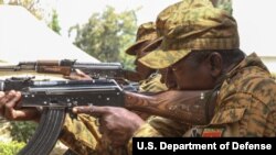 Des soldats burkinabés près de Po, au Burkina Faso, le 17 février 2019.