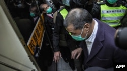 香港壹传媒创办人黎智英在终审法院外被押送进一辆监狱警车。（2020年12月31日）