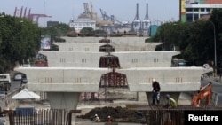 Pembuatan jalan di Jakarta. Para analis mengatakan bahwa meski investasi asing mengalir ke Indonesia, hal itu tidak akan bertahan tanpa pembangunan infrastruktur. (Foto: Dok)