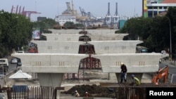 Para pekerja membangun jalan tol di Jakarta. (Foto: Dok)