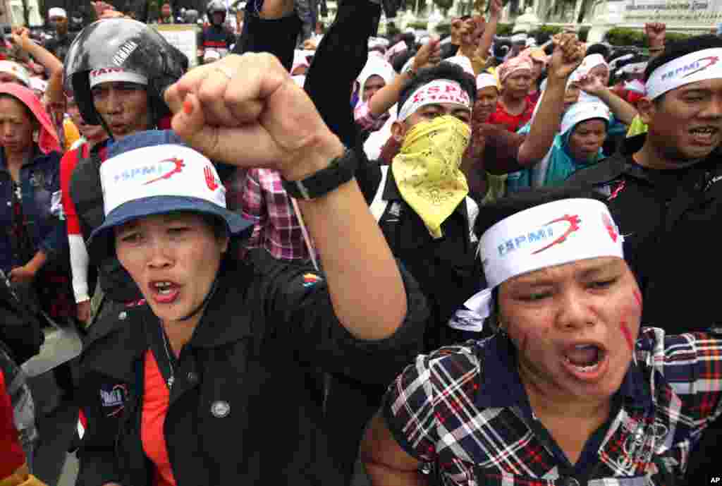 Pekerja pabrik meneriakkan slogan-slogan selama protes di Medan, Sumatra Utara (3/10).