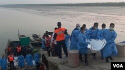 Petugas penyelamat membawa mayat korban kecelakaan kapal terbalik di Teknaf, 11 Februari 2020. Sedikitnya 15 pengungsi Rohingya dilaporkan tewas akibat kapal terbalik di lepas pantai Bangladesh (11/2).