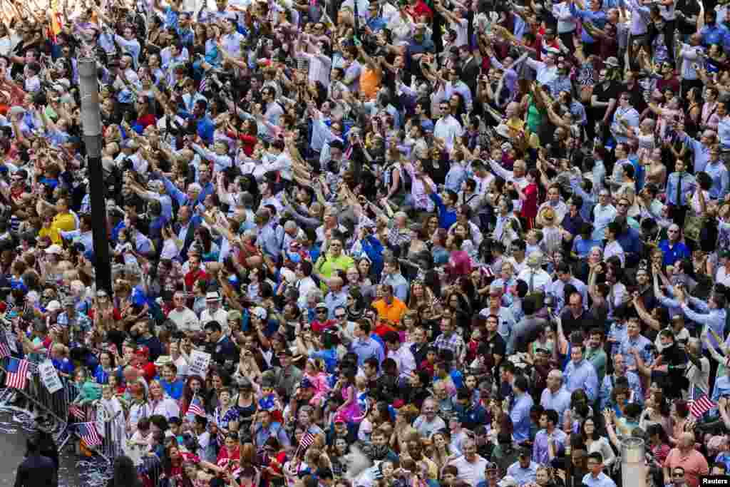 Fans of the U.S. women&#39;s soccer team cheer during the ticker-tape parade to celebrate their World Cup final win, in New York, July 10, 2015.