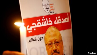 Người biểu tình bên ngoài lãnh sự quán Ả Rập Xê-út ở Istanbul mang theo hình của Khashoggi