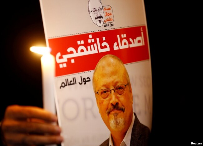 Seorang demonstran memegang poster bergambar wartawan Arab Saudi Jamal Khashoggi di luar Konsulat Istanbul, Turki, 25 Oktober 2018.