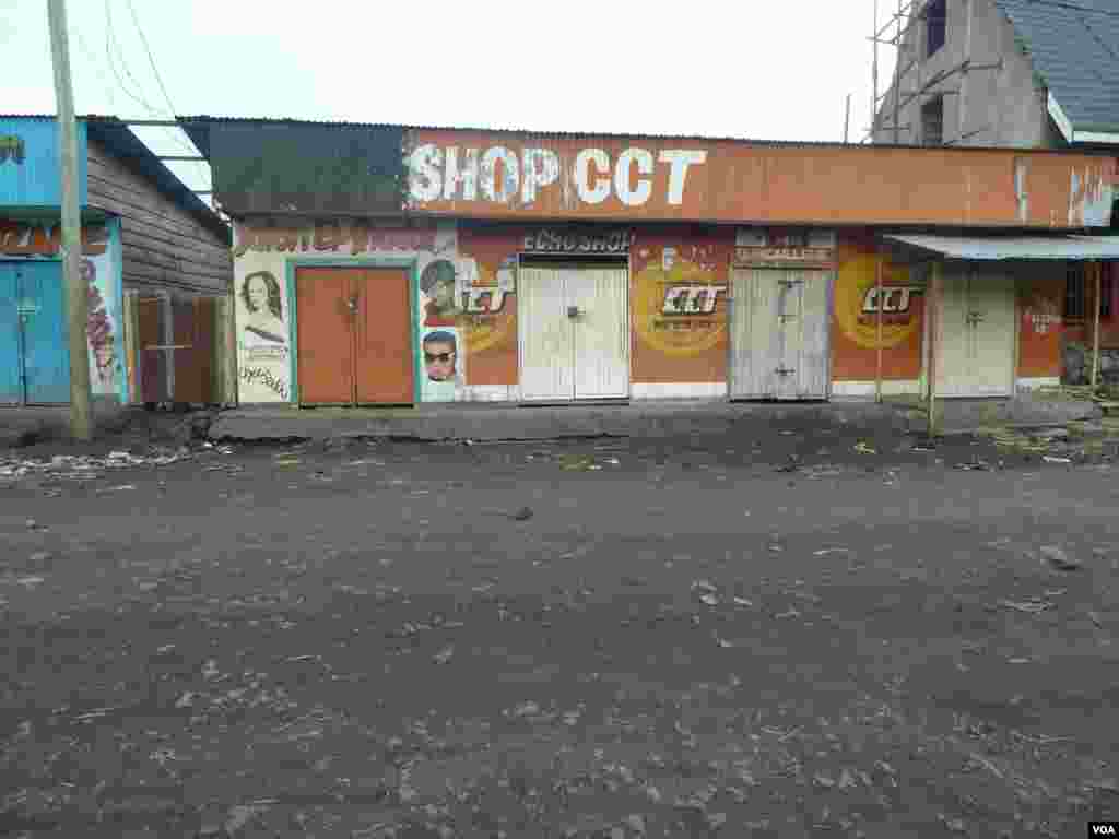 Shops closed in Sake a day after M23 rebels took control of the town following overnight battles with the Congolese army, DRC, November 23, 2012. (G. Joselow/VOA)