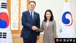 김진아 외교부 2차관(사진 오른쪽)이 7월 21일, 방한 중인 피에르 크랜뷜 국제적십자위원사무총장을 면담했다.