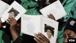 Upacara pemakaman tokoh anti-apartheid Albertina Sisulu di Soweto, Afrika Selatan (11/6).