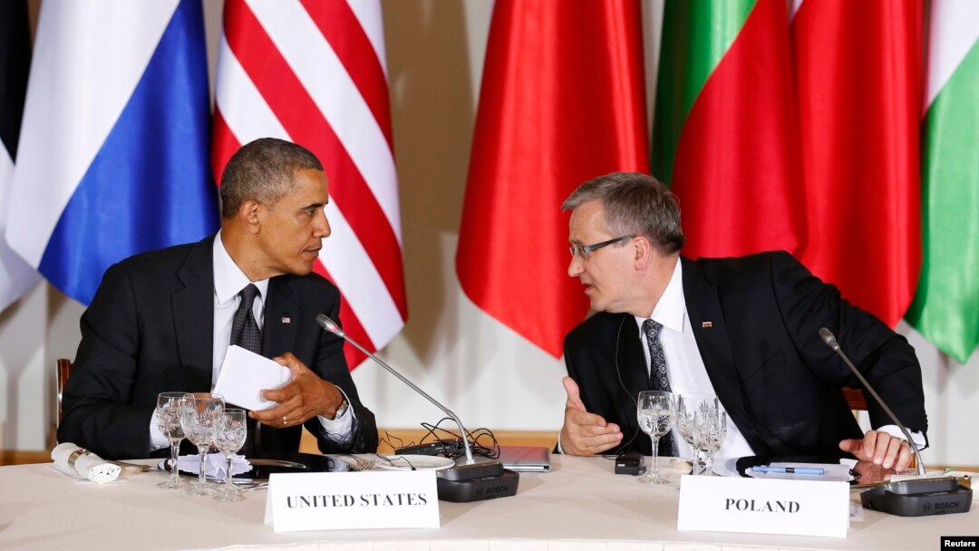 Presiden AS Barack Obama (kiri) dan Presiden Polandia Bronislaw Komorowski dalam pertemuan pemimpin Eropa Tengah dan Timur di Warsawa, Selasa (3/6).