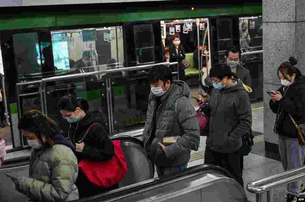 Pasajeros con máscaras protectoras en una estación de metro en Shanghai. China reportó 44 muertes más por la nueva epidemia de coronavirus el 28 de febrero y 327 casos nuevos, la cifra diaria más baja de nuevas infecciones en más de un mes. 