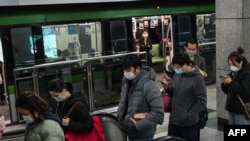 중국 상하이 지하철 이용객들이 마스크를 쓴 채 하차해 에스컬레이터에 오르고 있다. (자료사진)