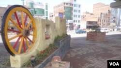 په خېبر پښتونخوا صوبه کې۳ زره او ۷۰۰ د ماربلو کارخانې دي او زياتره پکې په مومندو ايجنسۍ سره نزدې شبقدر، سوات او بونيرضلع کې جوړې دي . او د يوې اندازې ترمخه د ماربلو په صنعت کې د کانونو او کارخانو نه تر د شورومونو پوري ۴۰ لاکه کسان دې روزګار سره تړلي دي