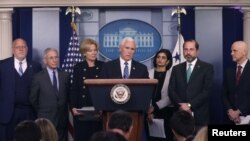 El vicepresidente de Estados Unidos, Mike Pence, brinda una sesión informativa sobre el coronavirus con miembros del grupo de trabajo sobre el coronavirus de la Casa Blanca en Washington.