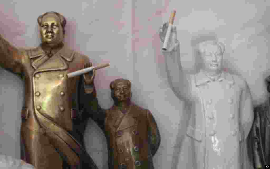 毛住所隔壁有一个销售纪念品的小店