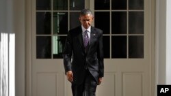 Presiden AS Barack Obama berjalan dari sayap tempat tinggalnya di Gedung Putih ke Oval Office, Washington (9/11). (AP/Pablo Martinez Monsivais)