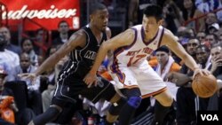 Pemain guard Miami Heat, Mario Chalmers (kiri) menghadang Jeremy Lin pada sebuah pertandingan baru-baru ini di Miami, Florida (Foto: dok). Lin meninggalkan New York Knicks untuk kembali bergabung dengan klub Houston Rockets.