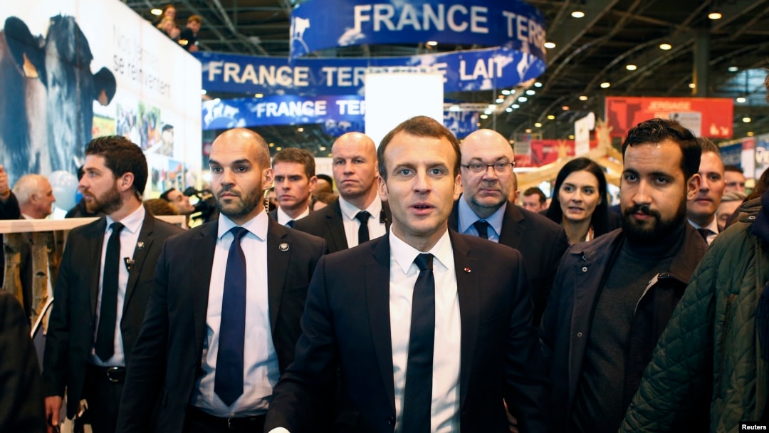 Presiden Perancis, Emmanuel Macron mengunjungi International Fair ke-55 di Paris, Perancis, 24 Februari 2018, didampingi Alexandre Benalla (kanan), asistennya. (Foto: dok).