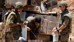 Izraelski vojnici provjeravaju topničke granate na području blizu granice s Gazom, na jugu Izraela, 13. maja 2021.