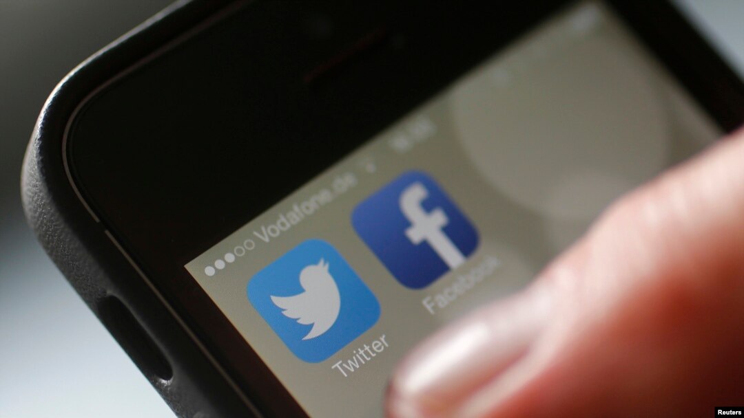 Gambar ilustrasi Twitter dan Facebook di perangkat seluler di Hanau dekat Frankfurt, 21 Oktober 2013. (Foto: dok).