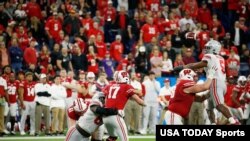 FILE - The Wisconsin Badgers play the Ohio State Buckeyes in the 2019 Big Ten Championship Game at Lucas Oil Stadium, in Indianapolis, Indiana, Dec. 7, 2019. (USA Today Sports)