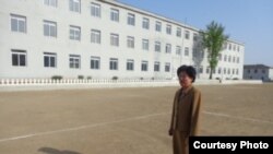 유니세프의 지원으로 최근 보수공사를 마친 북한 황해북도의 곡산고등중학교와 이 학교 리경희 교장. 사진=유니세프 제공.