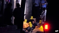 Según autoridades el 80 por ciento de los ataques a empresas y comercios hondureños por extorsiones son ordenados por líderes pandilleros desde las cárceles .