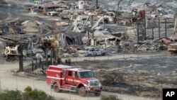 Autos y casas móviles han sido destruidos por el fuego en California.