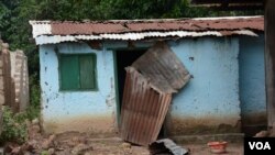 Une maison appartenant à des musulmans, détruite à Bangui, capitale de la Centrafrique (Katarina Hoije/VOA)