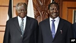 Le président Mwai Kibaki (à g.) a suspendu le ministre-adjoint des Travaux routiers, Wilfred Machage, après qu’il ait été inculpé d’incitation à la haine.