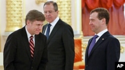 Russian President Dmitry Medvedev (R) stands with Foreign Minister Sergei Lavrov (C) and new American Ambassador Michael McFaul during an official ceremony to present his diplomatic credentials in Moscow's Kremlin, February 22, 2012