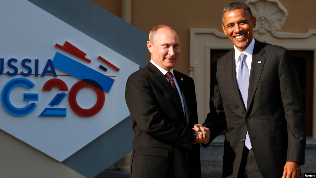 Presiden Rusia Vladimir Putin (kiri) berjabat tangan dengan Presiden AS Barack Obama sebelum KTT G-20 di St. Petersburg, Rusia 5 September 2013 lalu (foto: dok). 