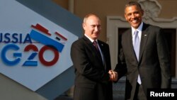 Presiden Rusia Vladimir Putin (kiri) berjabat tangan dengan Presiden AS Barack Obama sebelum KTT G-20 di St. Petersburg, Rusia 5 September 2013 lalu (foto: dok). 