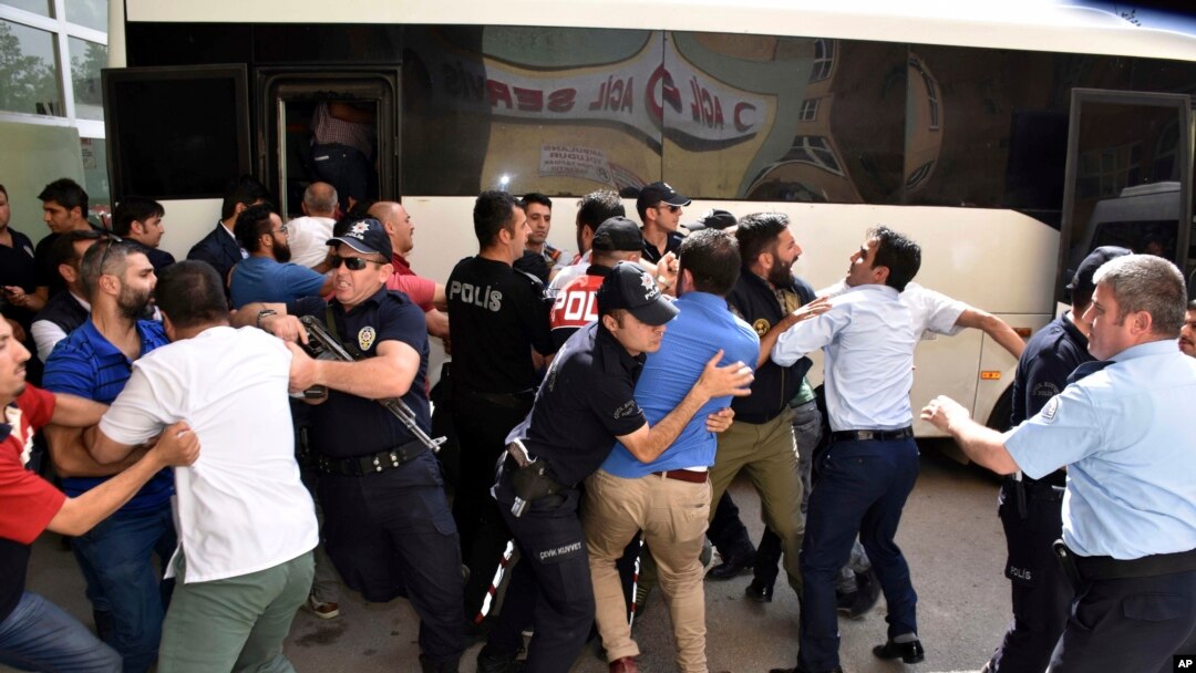 Polisi Turki mencegah massa menyerang seorang hakim di kota Erzurum, yang diduga pendukung aksi kudeta, Selasa (19/7). 