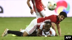 L’Egyptien Ayman Ashraf s’écroule au-dessus du footballeur nigérien Amadou Wonkoye, lors du match de qualification à la Coupe d’Afrique des Nations 2019 entre l’Egypte et le Niger, le 8 septembre 2018.