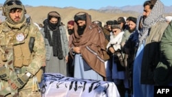 Sirajuddin Haqqani (tengah), Menteri Dalam Negeri Taliban, menghadiri upacara pemakaman Khalil Ur-Rahman Haqqani, Menteri Pengungsi dan Repatriasi, di Sarana, provinsi Paktia, selatan Kabul, Afghanistan, 12 Desember 2024.