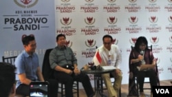 Tim Prabowo-Sandi, (kiri-kanan) Haryadin Mahardika, Hashim Djojohadikusumo, Irawan Ronodipuro, Dian Fatwa saat melakukan konferensi pers di Prabowo-Sandi media center, di Jalan Sriwijaya, Kebayoran Baru, Jakarta Selatan, Jumat (19/10). (Foto: VOA/Ghita)