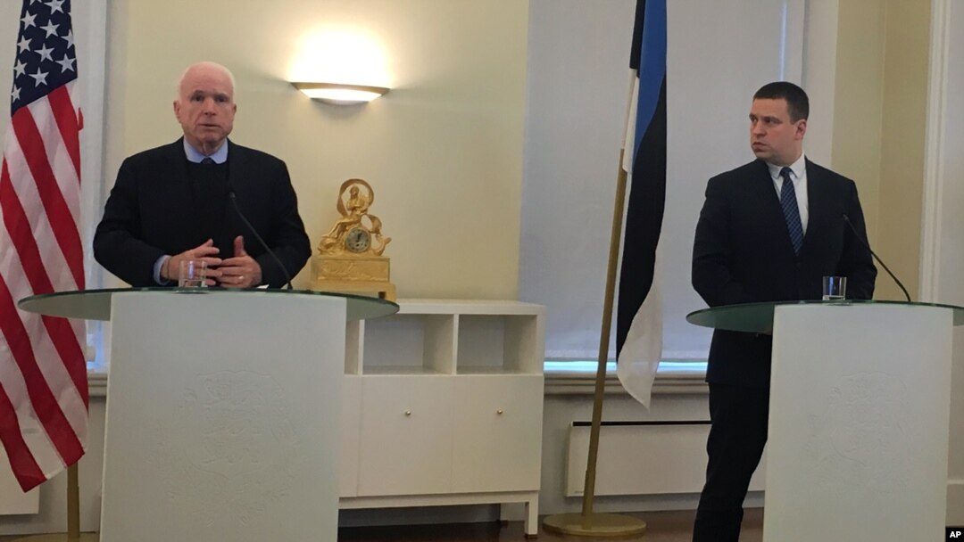Senator Amerika Serikat, John McCain (kiri), berbicara dalam konferensi pers bersama PM Estonia, Juri Ratas di Tallinn, 27 Desember 2016. (AP Photo/Vitnija Saldava) 