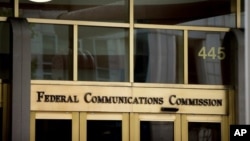 资料照片：位于华盛顿的联邦通信委员会(FCC)总部入口。