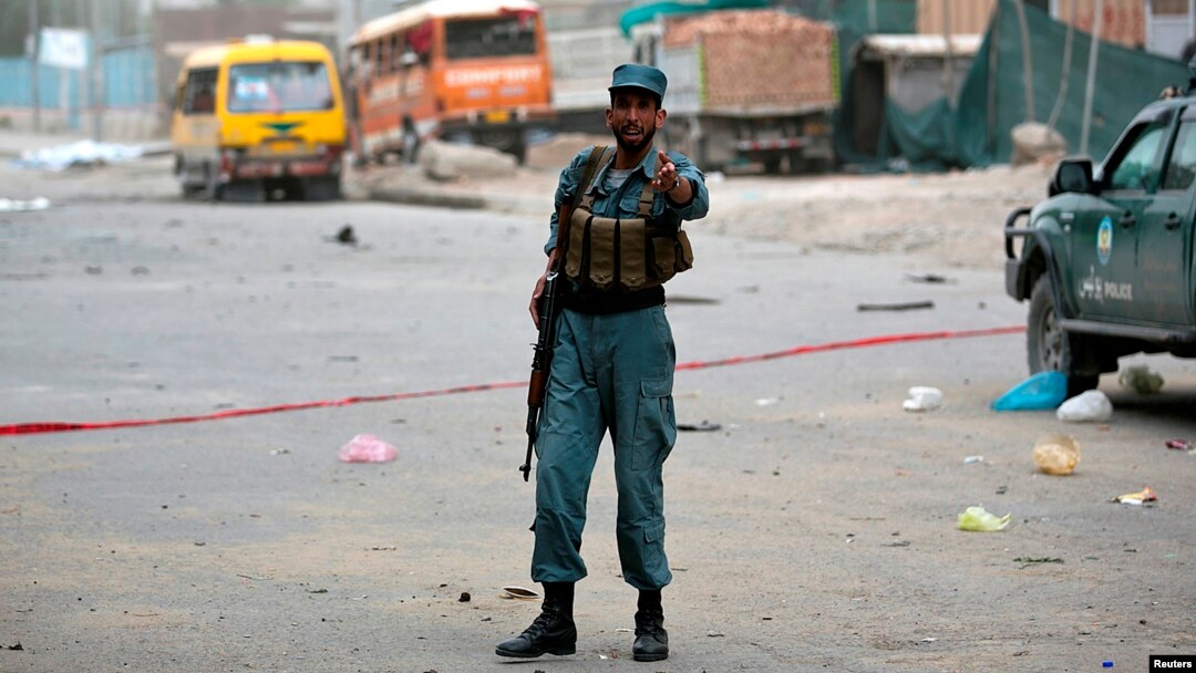 Polisi Afghanistan mengamankan lokasi serangan bom bunuh diri di Kabul (foto: dok).