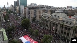 Manifestantes antigubernamentales marchan en Santiago, Chile, el viernes 25 de octubre de 2019. (Foto AP / Esteban Felix)