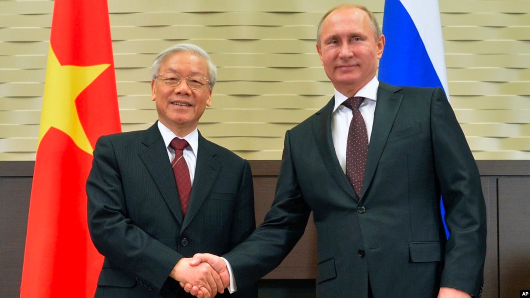 Tổng bí thư Nguyễn Phú Trọng (trái) bắt tay Tổng thống Nga Vladimir Putin trong cuộc gặp tại Sochi ngày 25/11/2014.