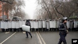 Petugas polisi anti huru hara bersiap untuk menghentikan demonstran selama protes di Almaty, Kazakhstan, Rabu, 5 Januari 2022. (Foto: AP)