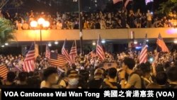 Lebih dari 100 ribu warga Hong Kong membawa bendera AS, menyerukan agar Kongres AS menyetujui RUU pro-demokrasi Hong Kong dalam aksi bulan lalu (foto: dok). 