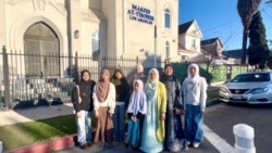 Jemaah Masjid At Thohir di Los Angeles, California (dok: VOA)