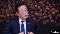 Pemimpin oposisi utama Partai Demokrat Korea Selatan Lee Jae-myung berbicara selama wawancara dengan Reuters di Majelis Nasional di Seoul, Korea Selatan, 6 Desember 2024. (Foto: Kim Hong-Ji/Reuters)