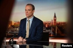 Wakil Perdana Menteri Inggris Dominic Raab tampil di acara Sunday Morning BBC di London, Inggris, 23 Januari 2022. (Foto: Jeff Overs/BBC via Reuters)